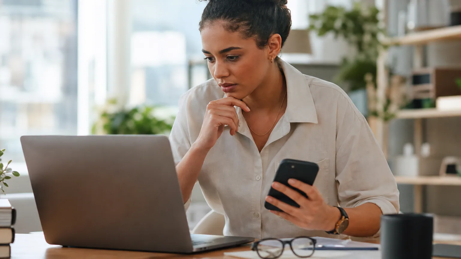 Une personne consulte un moteur de recherche IA sur son ordinateur portable à son bureau